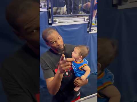 KD takes a photo with a Thunder baby 🥹 (via mara_lopez01/X)