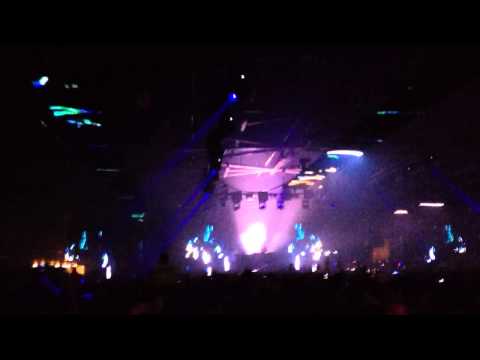 Alesso playing Hook N Sling ft Karin Park - Tokyo by Night (Axwell Remix) @ Pier 94 NYE 12/13/13