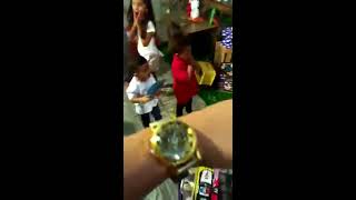 Samuca Ganhando uma bateria infantil