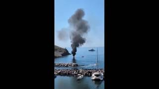 Procida, barca in fiamme al largo della Corricella