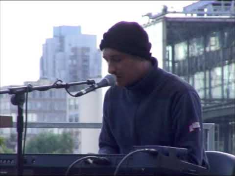 Sébastien Schüller  09/07/05  Paris, La Villette, Jardin des Iles, festival Feedback