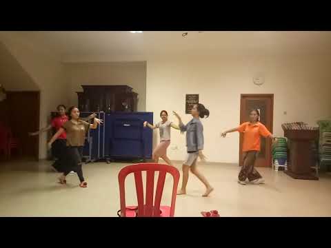 KMM 43 "Mari bernyanyi sertaku" (tarian)