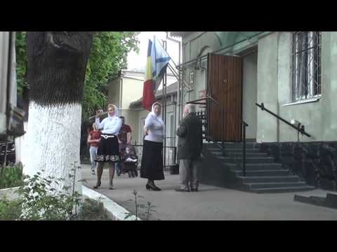 Curaj.TV // Poliția n-a fost în stare să scoată drapelele arborate ilegal