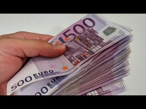 Quick Counting 28,000 Euros in 500 Euro Banknotes!