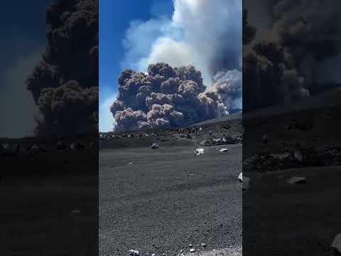 Tourists flee Mount Etna after huge volcanic eruption #shorts