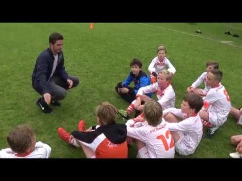 Coaching in de rust van de voetbalwedstrijd