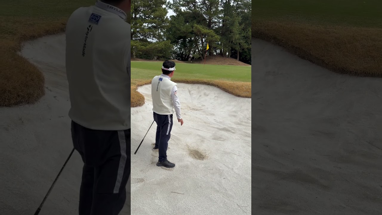 まず『バンカーは簡単だ！』と思いましょう！ポイント3つ①腕は縦に上げて縦に下ろす②ほぼ左足一軸上で体を回す③ボールの手前にバウンスを落とす。バンカーは“ボールを打つ”ではなく“砂を飛ばす”だけ