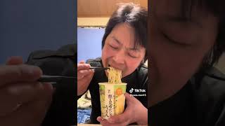 セブン新発売 おくらとめかぶ鰹と昆布だしのうどん❤️プチアレンジ 😋👍  #お得グルメ#セブンイレブン #新商品