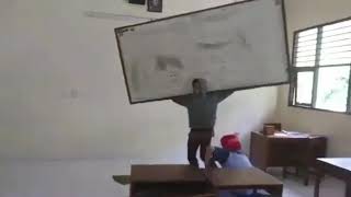 Download lagu Aksi lucu anak sekolah. Reog ponorogo versi papan tulis mp3 Download lagu Aksi lucu anak sekolah. Reog ponorogo versi papan tulis mp3