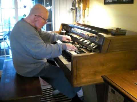 Mike Reed plays old stuff on the Hammond Organ