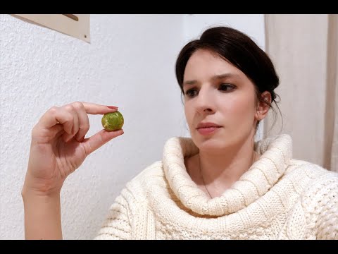 Marina probiert Rosenkohl