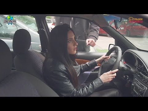 DNEVNJAK i Polovni automobili - Žena parkira auto