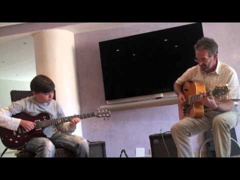 Luca jeune guitariste et Claude Labadie interprètent à la guitare SAMBA DI ORFEO