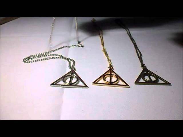 Vídeo relacionado con Harry Potter Juego de collar y pendientes oficiales de las Reliquias de la Muerte de The Carat Shop