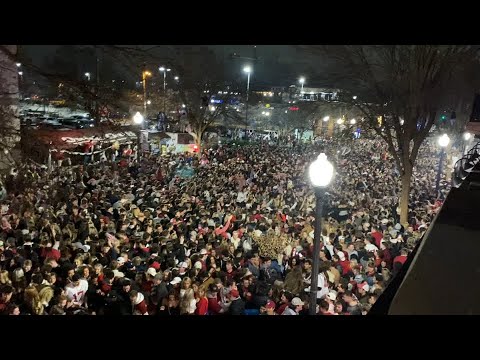 社交疏遠失敗--數千人慶祝阿拉巴馬州足球凱旋。 (Social distancing fail - thousands celebrate Alabama football triumph)