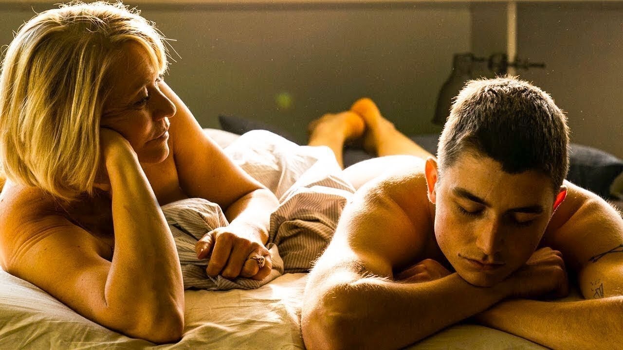 Il vit une relation avec sa belle-mère de 45 ans mais leur famille les surprends