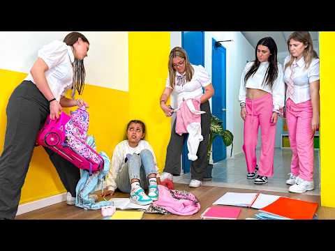 DUE HATER INVIDIOSE HANNO DERISO E PRESO IN GIRO ILARY NEI CORRIDOI DELLA SCUOLA!