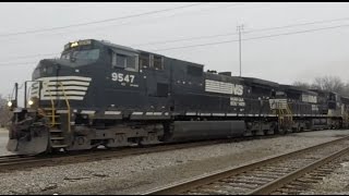 preview picture of video 'Norfolk Southern Westbound Mixed Freight in Decatur, Alabama'