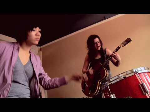 Thao and Mirah - We're So Sorry (Yours Truly Session)