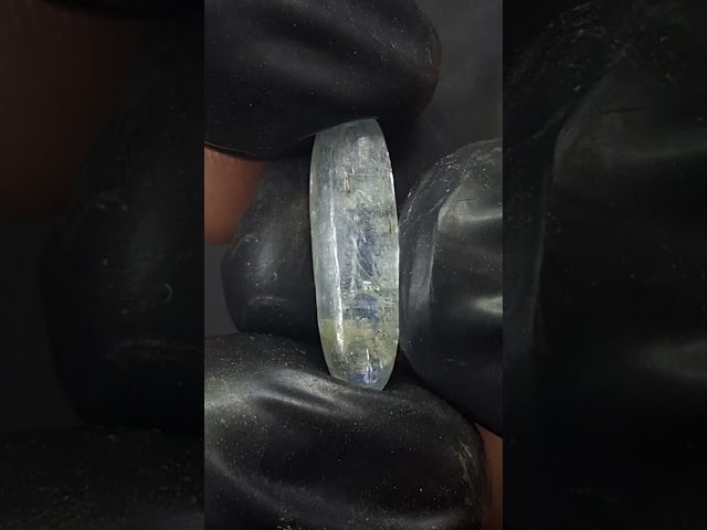 حجر كيانيت طبيعي قص مناسب لعمل تعليقة