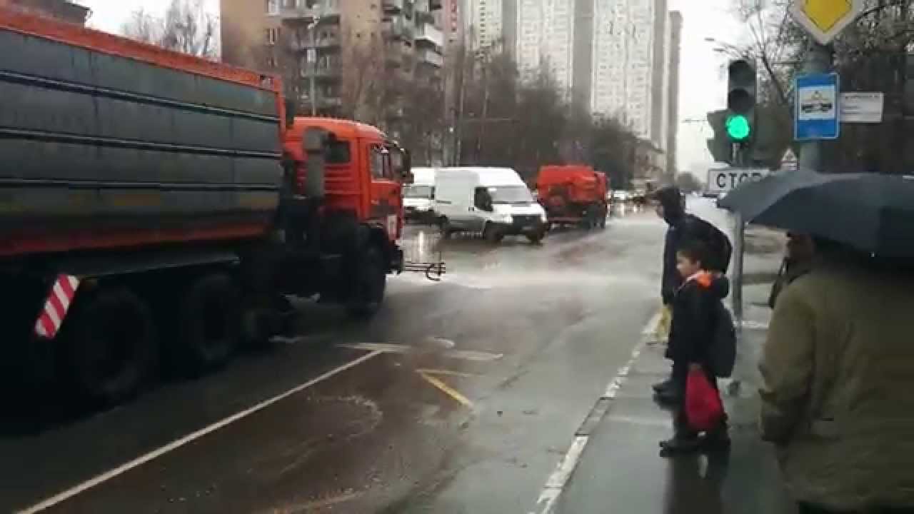 Почему моют дороги. Зачем моют дороги в дождь. Поливают дорогу в дождь. Зачем моют дороги в Москве. Зачем в Москве поливают дороги.