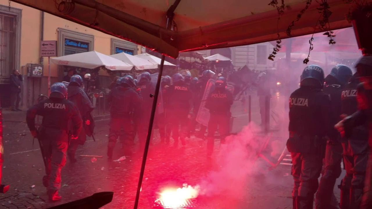Watch Now Napoli, scontri in pieno centro tra polizia e ultras dell'Eintracht Napoli, scontri in pieno centro tra polizia e ultras dell'Eintracht