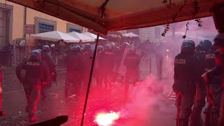 Napoli, scontri in pieno centro tra polizia e ultras dell'Eintracht