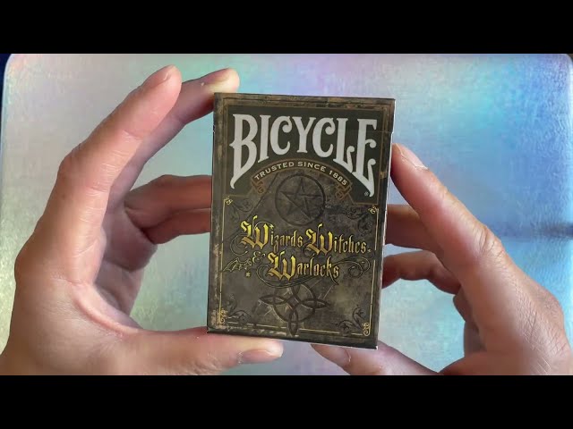 Vídeo relacionado con Gent Supply CO. Juego de Cartas de Magos, Brujas y brujos de Bicicleta, mazo Coleccionable mágico, Cartas