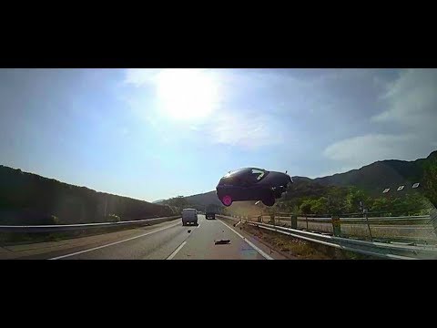 Il-mument li karozza taret għal fuq xarabank