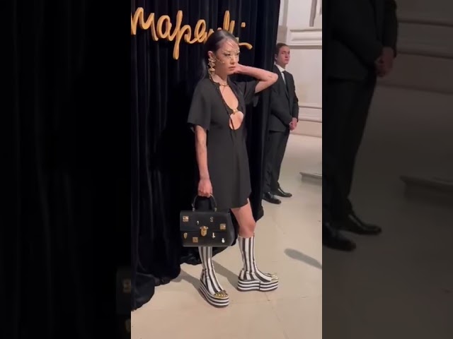 Vídeo relacionado con Rina Sawayama (Black Hair) Big Head. Máscara más Grande Que la Vida.