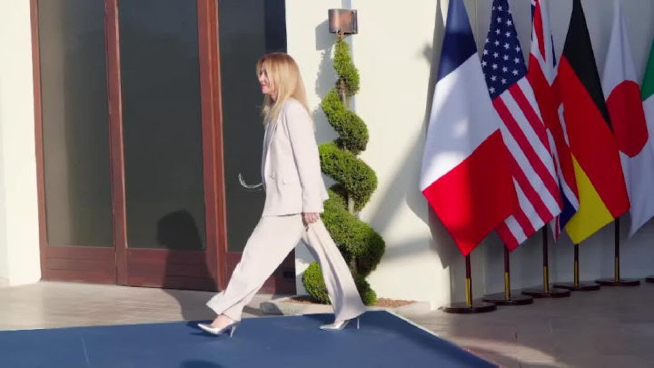 Meloni arriva al G7 Evian, baci sulle guance coi "padroni di casa" Macron e Brigitte