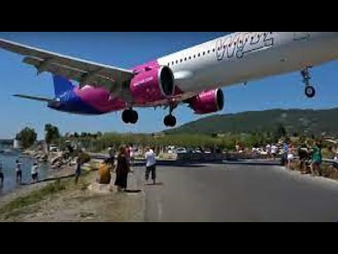 Top News - Një avion mbi kokat e njerëzve, video argëtuese, por edhe shumë frikë