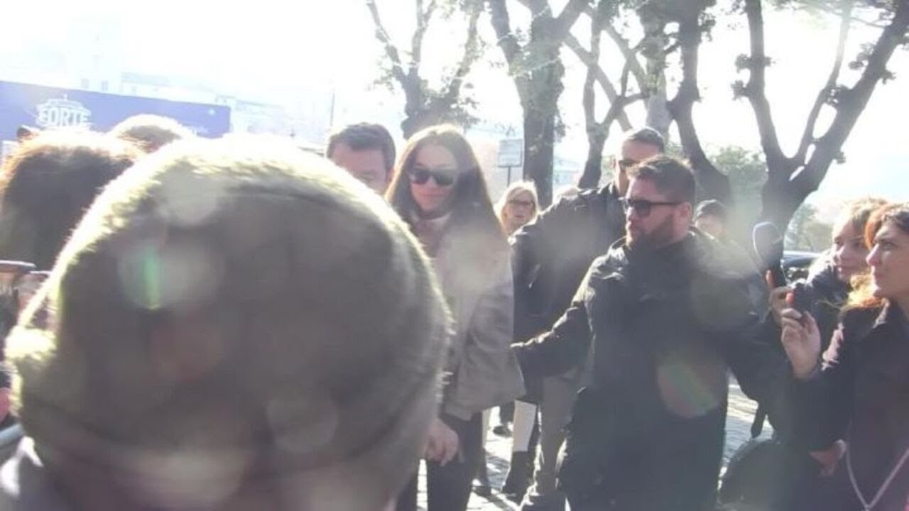 Atreju 2025, bagno di folla per il leader della Lega Salvini al suo arrivo a Castel Sant'Angelo