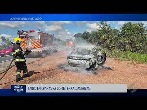 Carro pega fogo na GO-213 em Caldas Novas