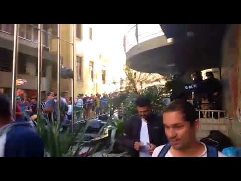 Trabalhadores da Comcap jogam lixo na Câmara