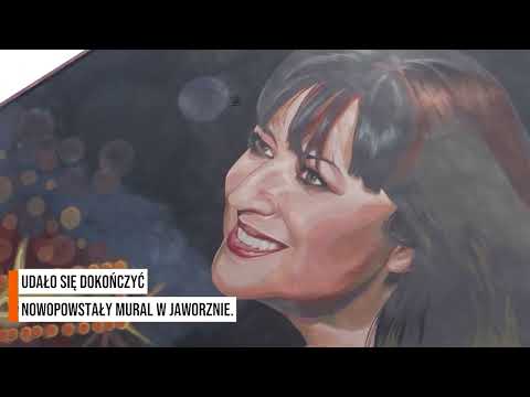 Basia Trzetrzelewska na muralu. Uśmiecha się do przechodniów