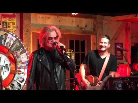 Matt Nathanson & Daryl Hall - Car Crash - Daryl's House - 10/2/15