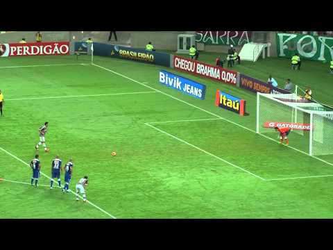 Goleiro Fábio defende pênalti e rebote de Fred