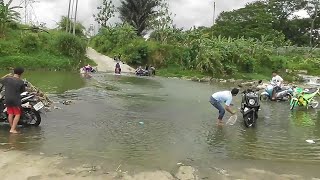 preview picture of video 'Motor nyebrang Sungai sambil cuci motor di tengah sungai | Lok. Cibinong Indocement'