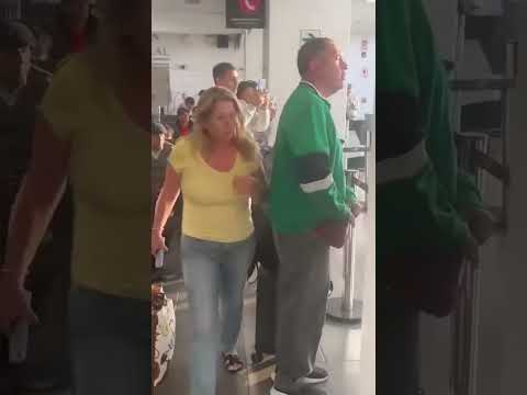 ASÍ FUE ABUCHEADO CÉSAR ACUÑA EN SANTIAGO DE CHUCO LA LIBERTAD POR QUÉ SOLO EN CAMPAÑA LOS OFRECÍA