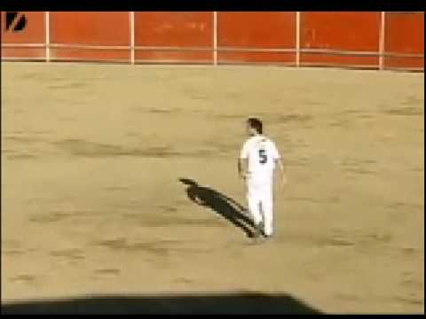 pulando boi (Guy Jumps Over a Bull)