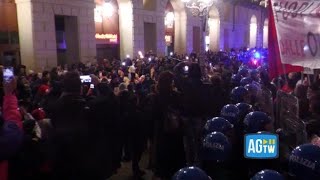 Torino, tensioni al passaggio della fiaccola olimpica. La polizia blocca i manifestanti