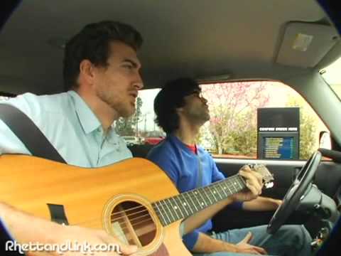 2 lustige Kerle singen ein Lied im Drive-In - FunDUMP.eu