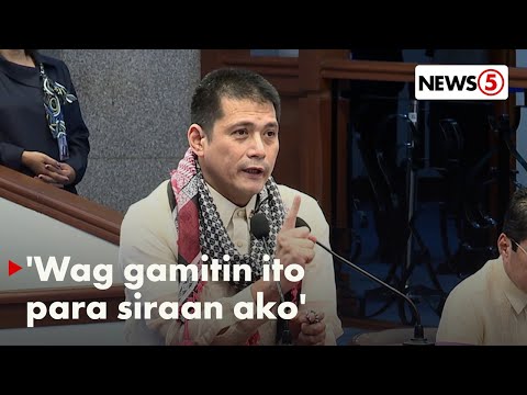 Padilla, dinepensahan ang pagtaas ng index finger habang umaawit ng Lupang Hinirang sa Senado