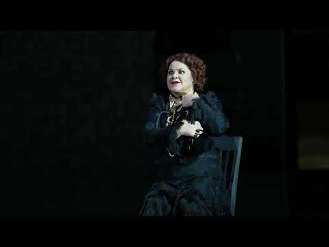 Η Ρωσίδα κοντράλτο Ολέσια Πετρόβα [Olesya Petrova] ως μάγισσα Ulrica [Ούλρικα] στην άρια «Re dell'abisso, affrettati» [«Βασιλιά της Αβύσσου, σπεύσε»] από την Α΄ Πράξη της όπερας Un ballo in maschera [Χορός μεταμφιεσμένων, 1859] του Giuseppe Verdi [Τζουζέππε Βέρντι], παραγωγή της Metropolitan Opera σε σκηνοθεσία David Alden [Ντέιβιντ Άλντεν] και μουσική διεύθυνση Carlo Rizzi [Κάρλο Ρίτσι], περίοδος 2023–2024 (απόσπασμα από τη γενική δοκιμή). Στην εμβληματική αυτή σκηνή επίκλησης του Σατανά, η Ulrica αποτελεί έναν από τους κλασσικότερους ρόλους δραματικής κοντράλτο του βερδιανού ρεπερτορίου, απαιτώντας σκουρόχρωμη, επιβλητική φωνή ικανή να αποδώσει την υπερφυσική αύρα της μάντισσας μέσα από τις βαθιές νότες και τη χθόνια χροιά.