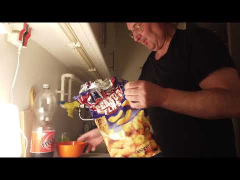 MongoTV_13256 - Del 4 - SPISER SKÅL GIANT PEANUT FLIPS CHIPS EN STORMFULD FREDAG AFTEN