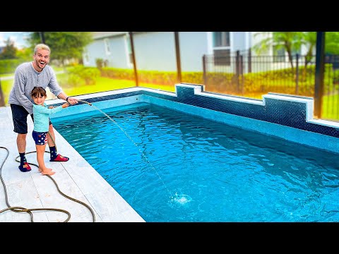 ENCHEMOS NOSSA PISCINA COM UMA MANGUEIRA - Família Brancoala nos EUA