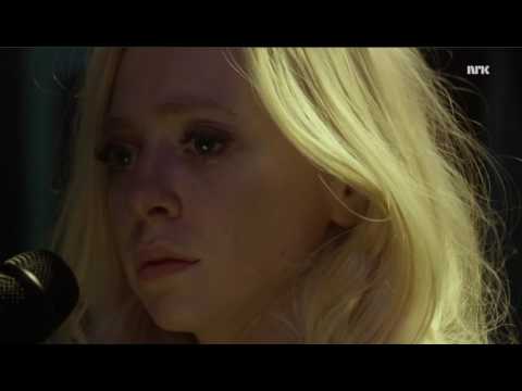 Mr robot  everybody wants to rule the world Angela singing