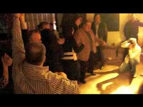 Vesa Hirvonen laulaa Äidin pikkupoika