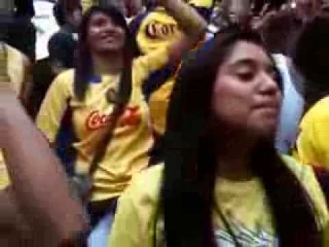 "Esta barra es un carnaval" Barra: La Monumental &bull; Club: América